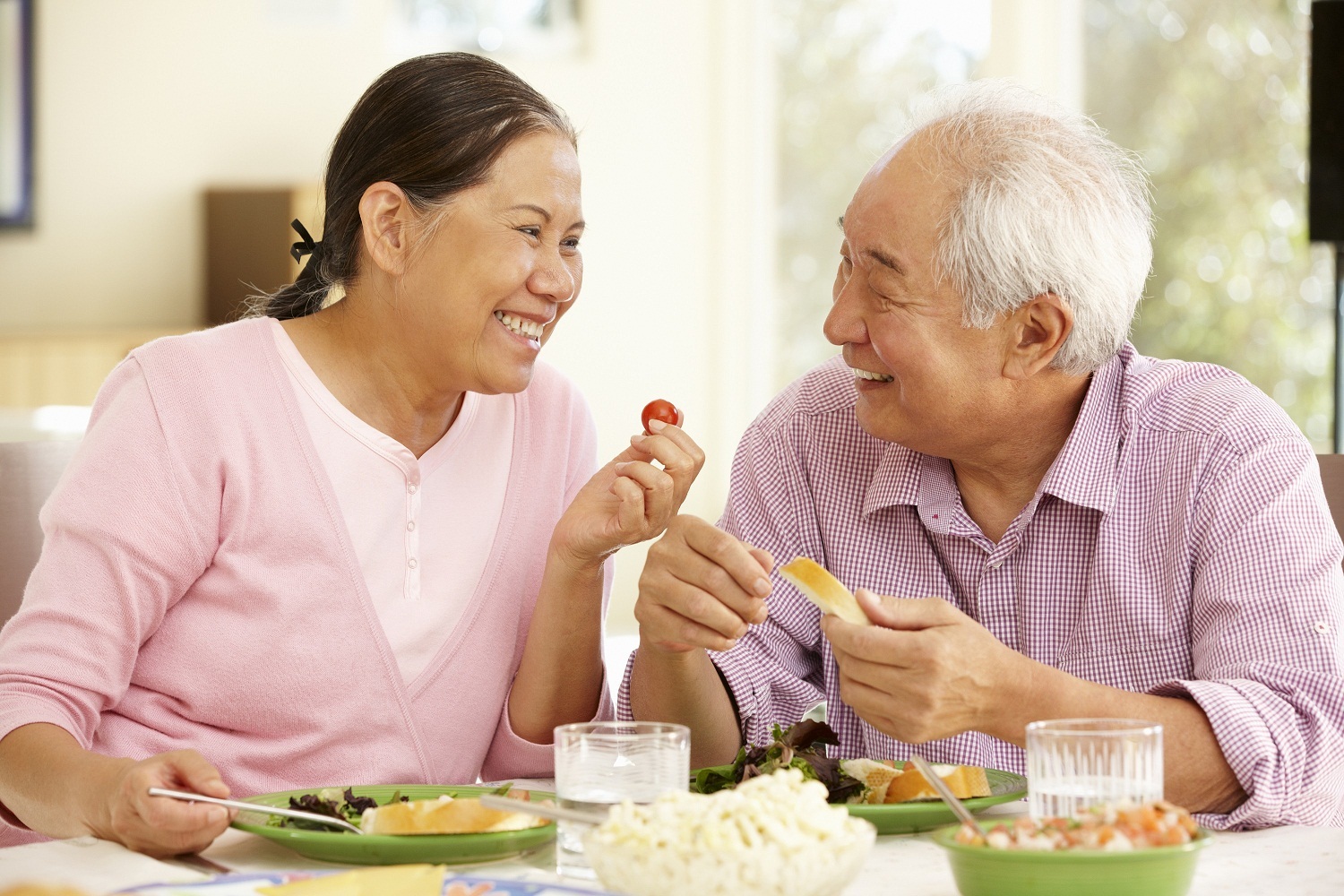 Tổ yến - Thực phẩm thiên nhiên mang nhiều công dụng cho người già, người bệnh 2